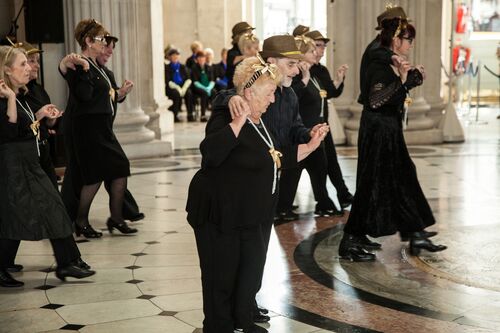 An ensemble of participants in movement in pairs