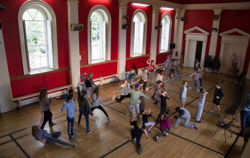 A room of children in movement seen from above