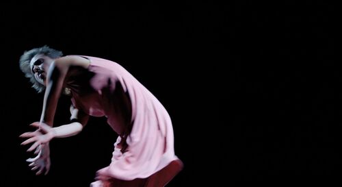 Ivonne Kalter in movement in a black background